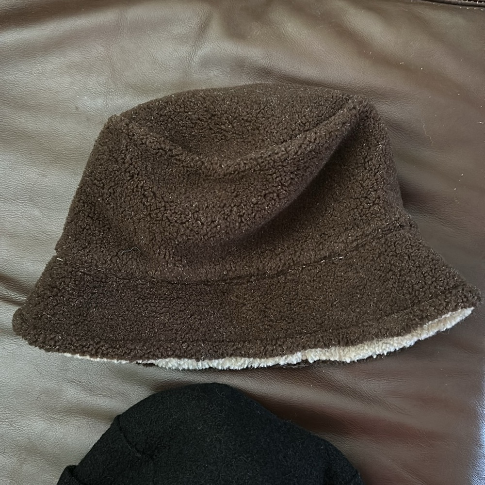 Two winter hats - Picture 2 of 6